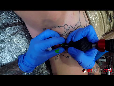 ❤️ Extremely tattooed hottie Sully Savage got a tattoo on her clitoris ️ Sex video at porn en-us.hotpornphotos.ru ❌❤